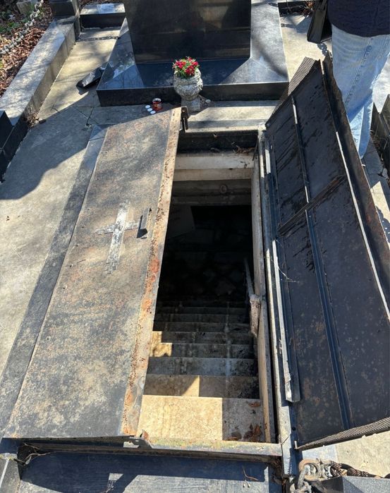 Vand loc de veci cimitir Belu