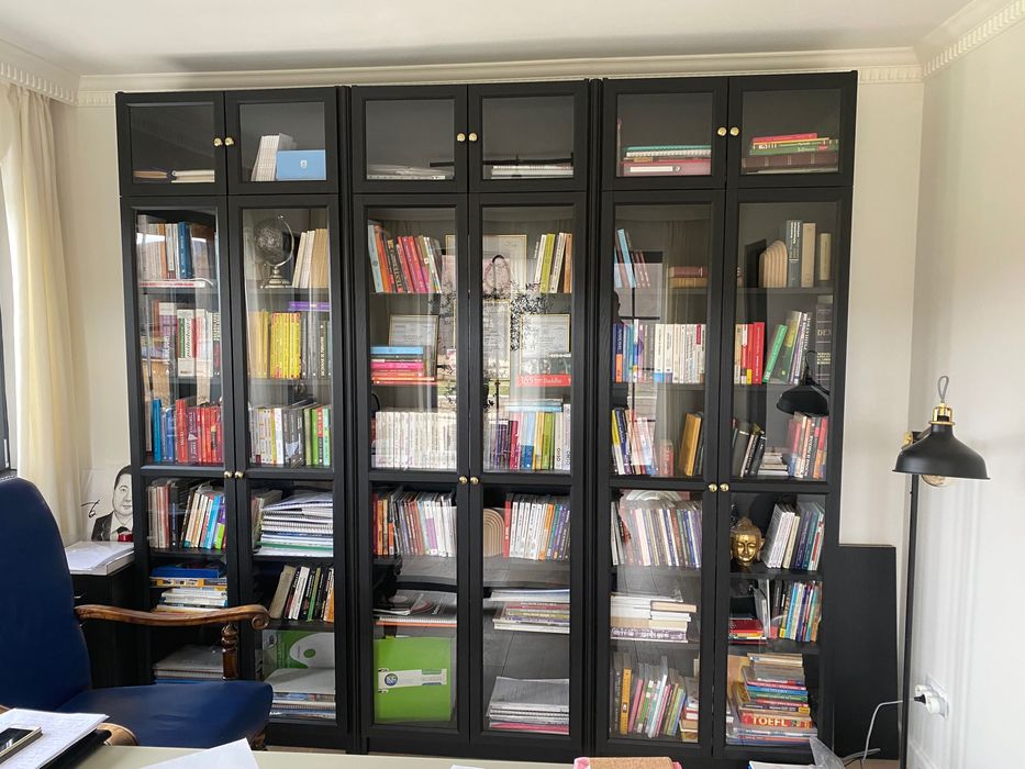 Montaj mobilier și cabine de dus din sticlă.