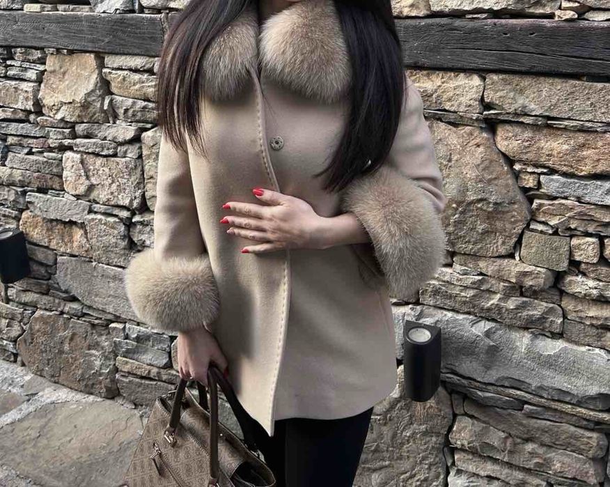 Уникално палто с много дебела яка от лисица