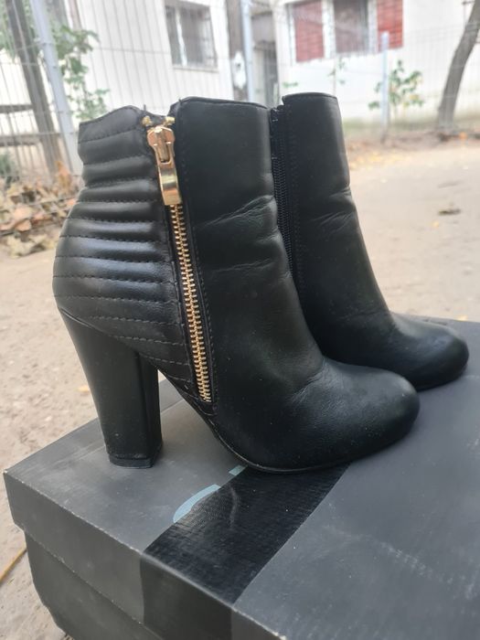 Botine cu toc și fermoar