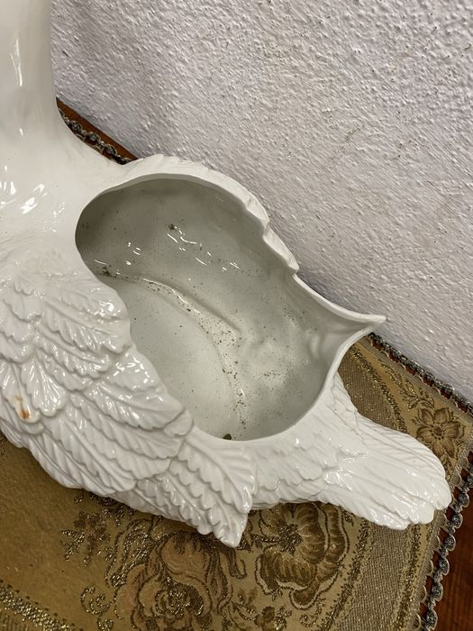 Италианска кашпа лебед от порцелан