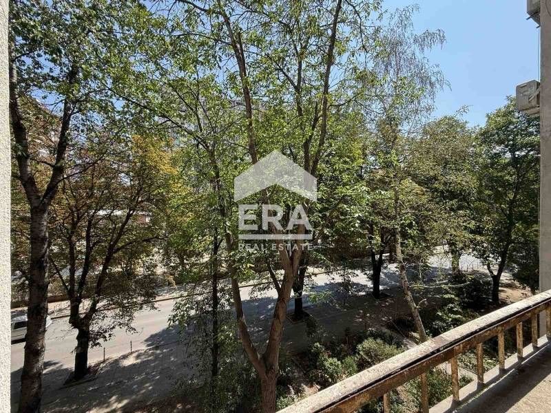 Тристаен апартамент с отделна кухня за продажба срещу Парк Възраждане