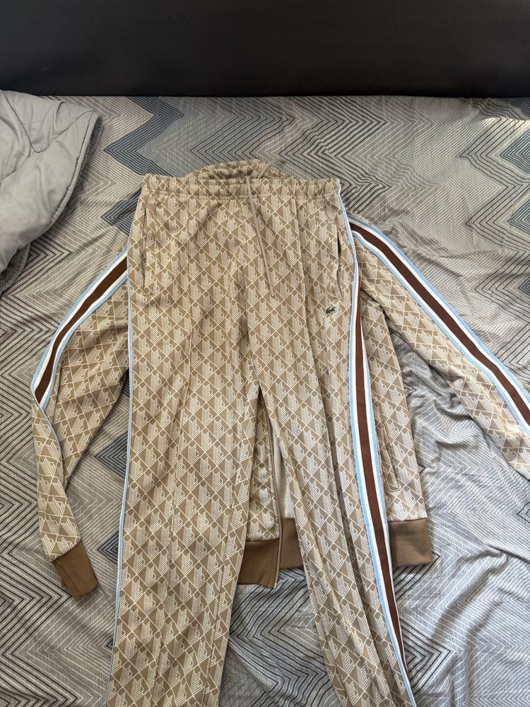 Екип на Lacoste Monogram бежов