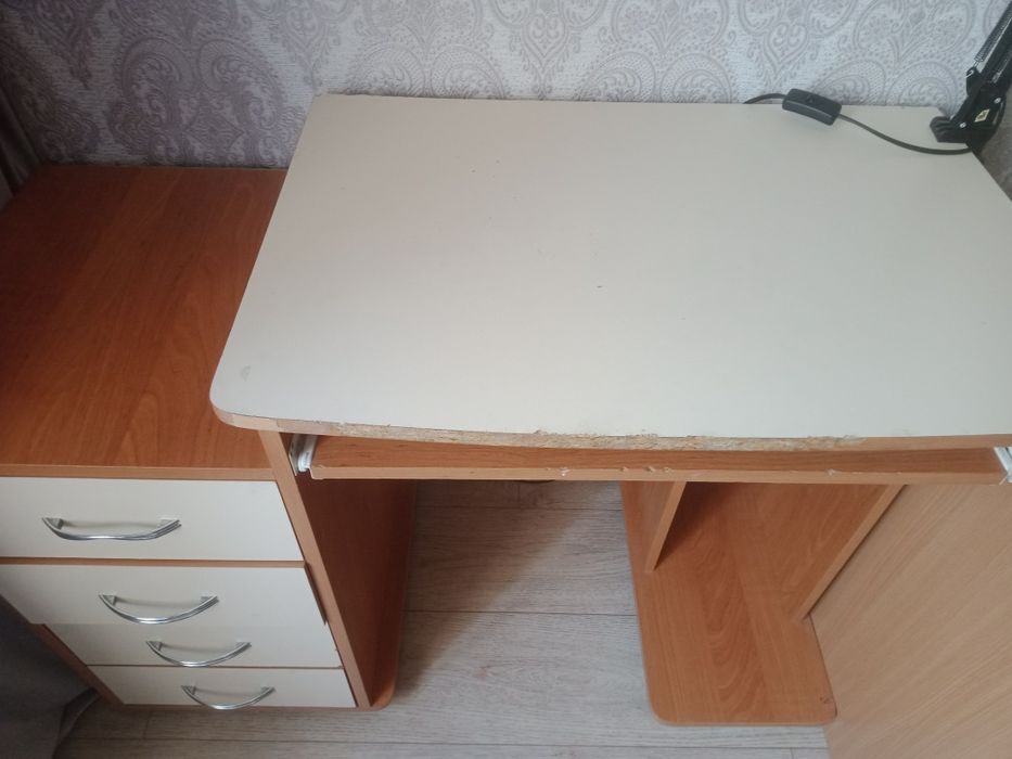 Продам стол на колесиках