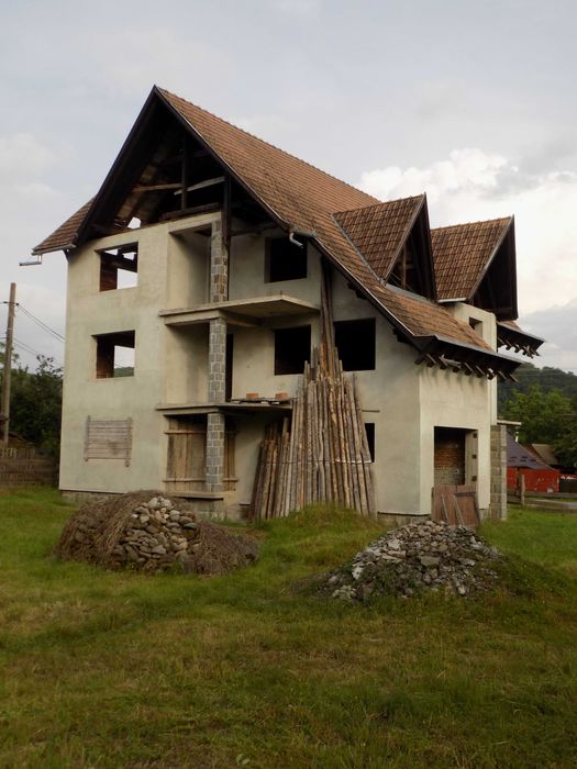 Casă și teren, sau apartamente si teren aferent de vânzare