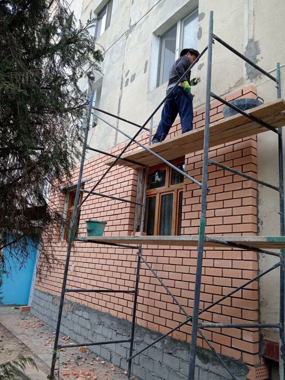 Кладка балкона решётка и казирок.