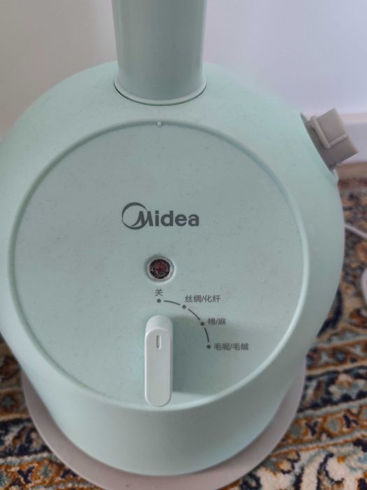 Паровой утюг. Стоячий. Для плотной, официальной одежды и штор.