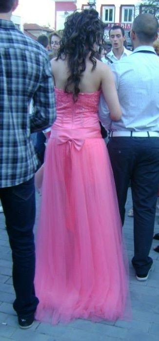 Розова бална рокля