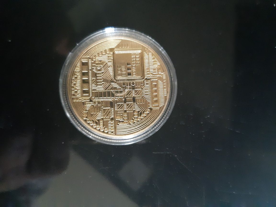 Позлатена биткоин монета