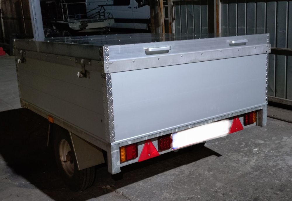 Remorca Saris Royal cu capac, 100% din aluminiu, 500 kg, lumini led.