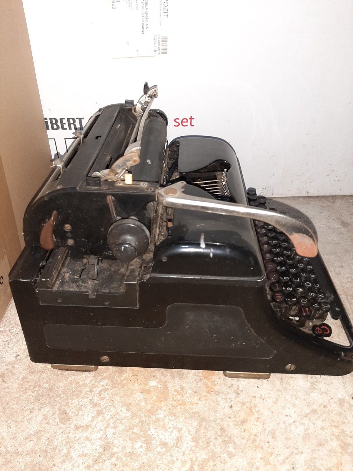 Vand mașina de scris Olympia model mare pentru colectionari sau cadou