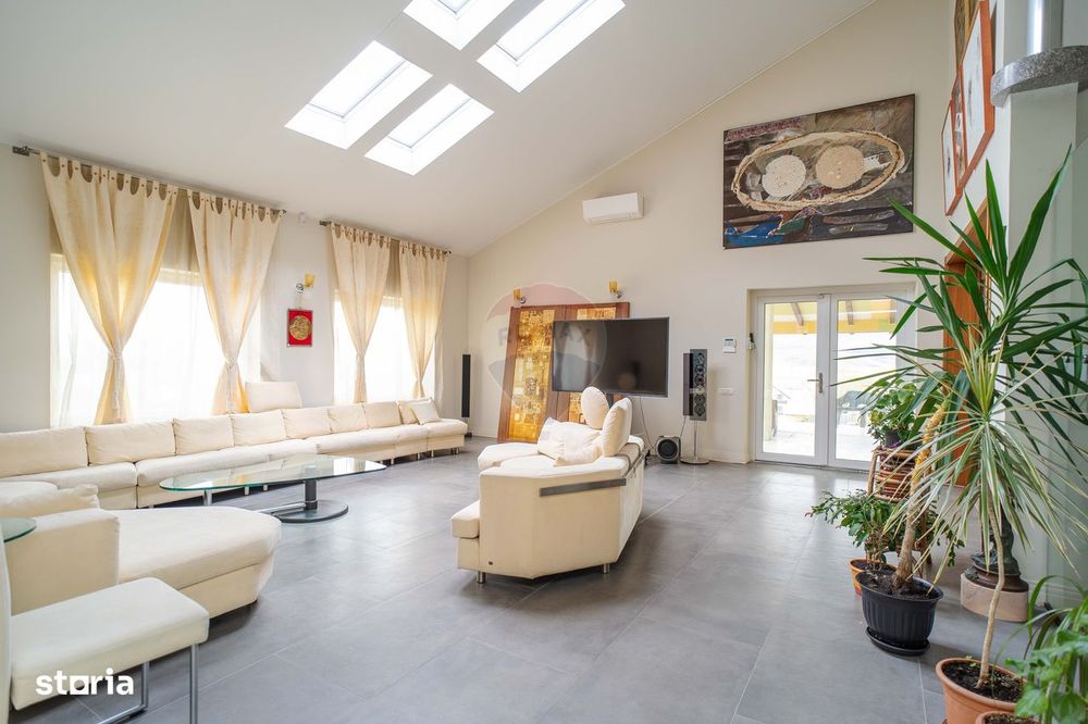 Casă / Vilă cu 10 camere, de vânzare. Todireni, Botoșani.