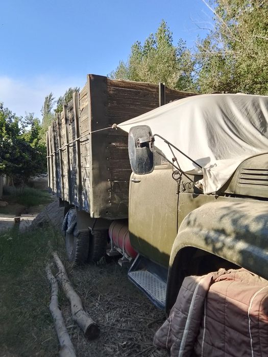 Zil 130 soti'adi balonla yuradi holati yahshi yurib tuhtagan