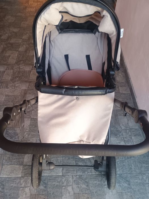 Cărucior + scoică pentru copii aproape nou.ofer bonus un scaun