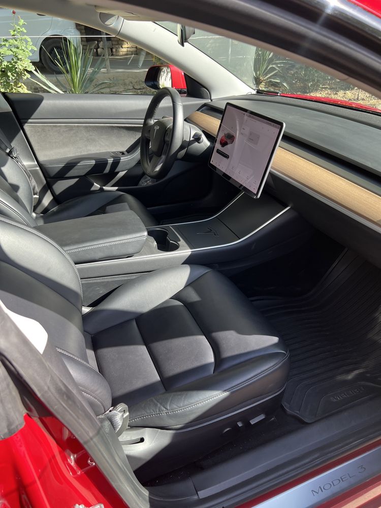 продается TESLA MODEL-3