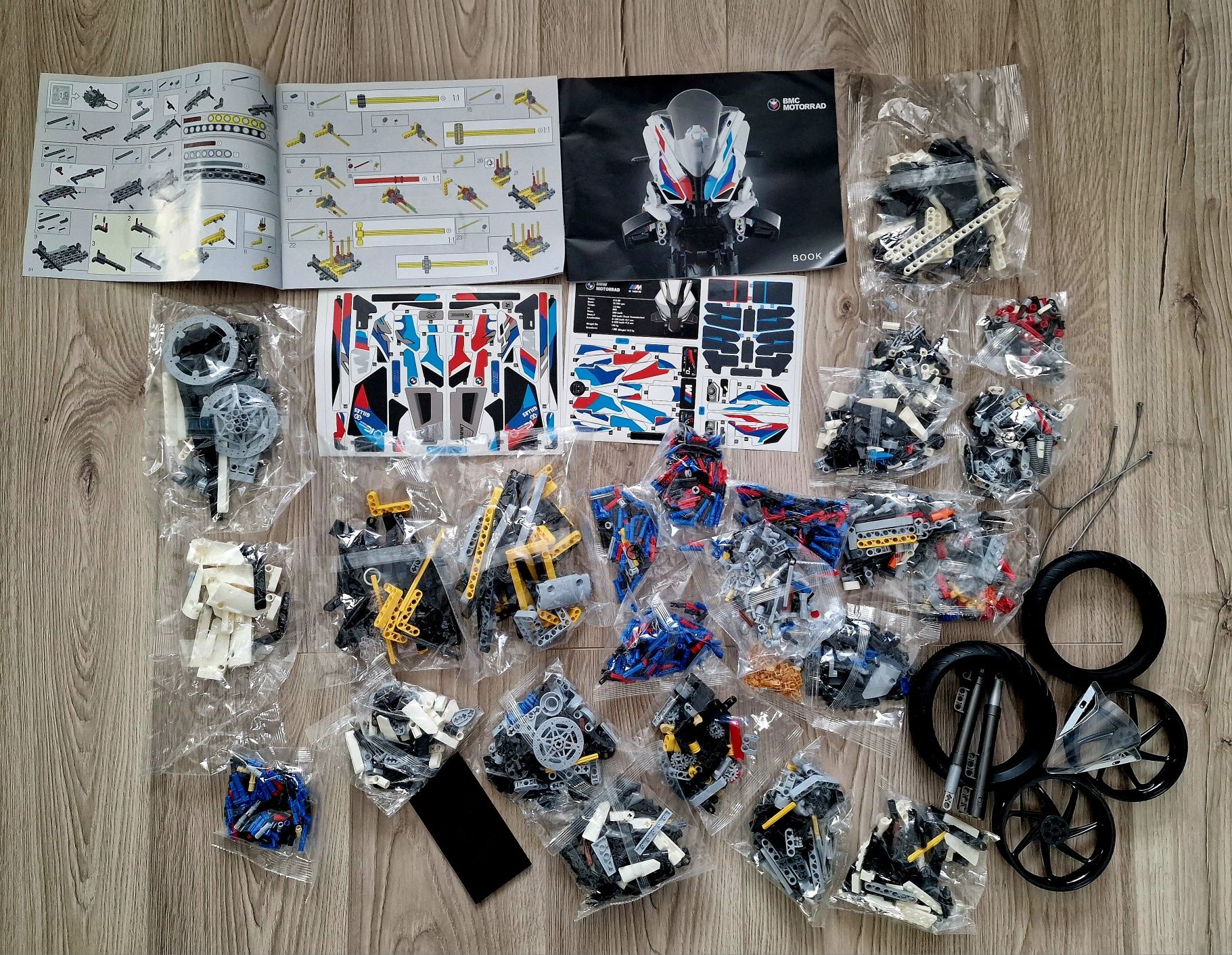 Set tip LEGO Technic BMW M 1000 RR 42130, 1920 piese NOU
