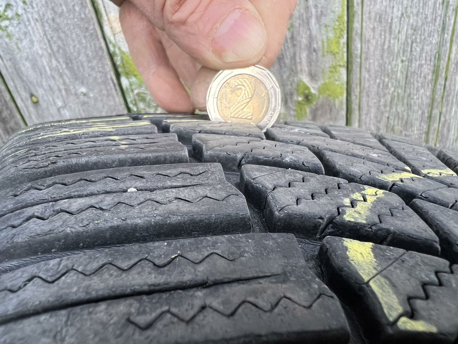 Продавам 4 зимни гуми BRIDGESTONE BLIZAK LM005  235*55*R19 105V