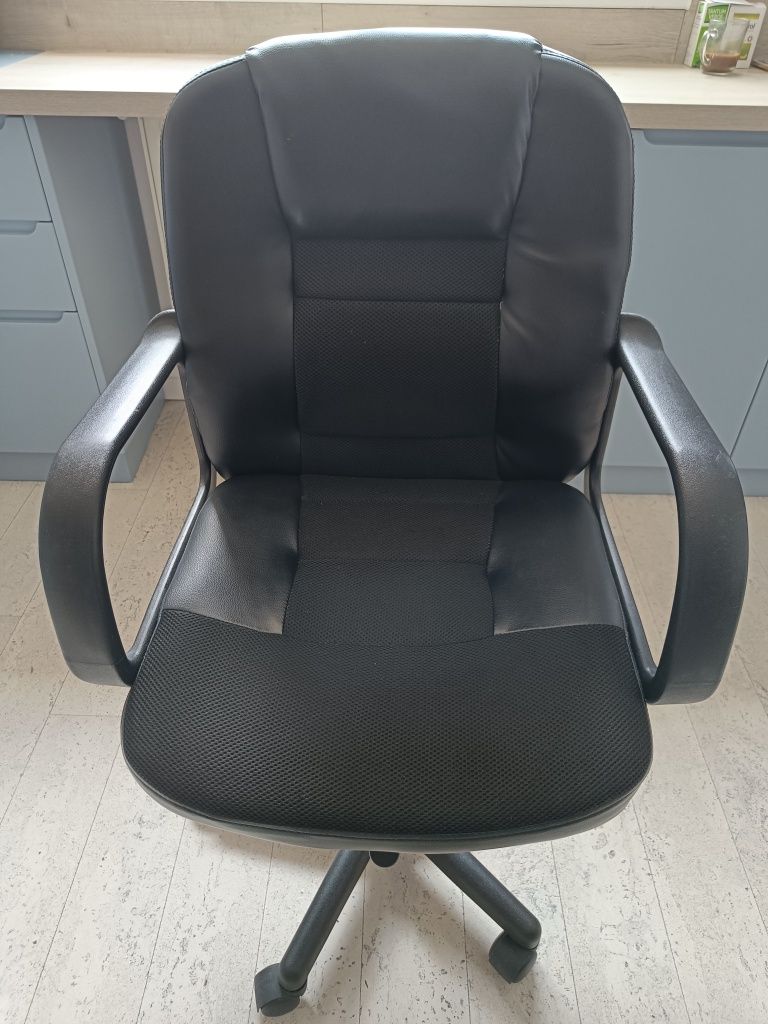 Vand SCAUN DIRECTORIAL negru, cu manere