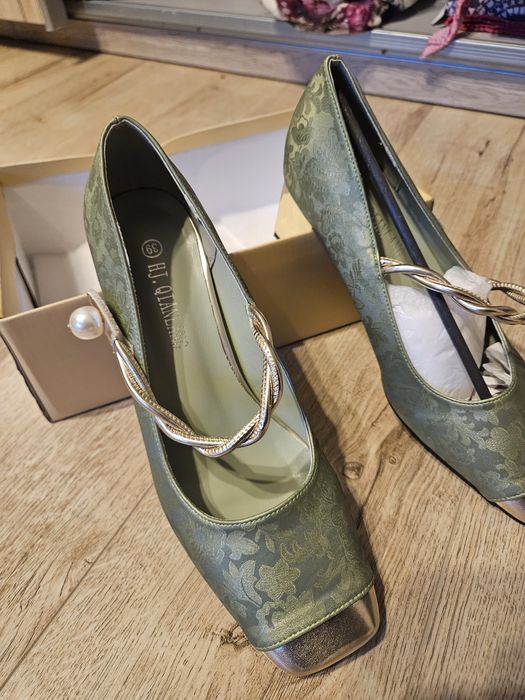 Vand pantofi deosebiti