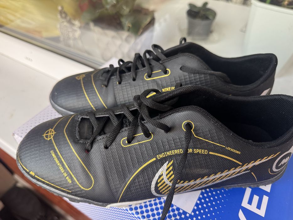 Продам футбольные бутсы