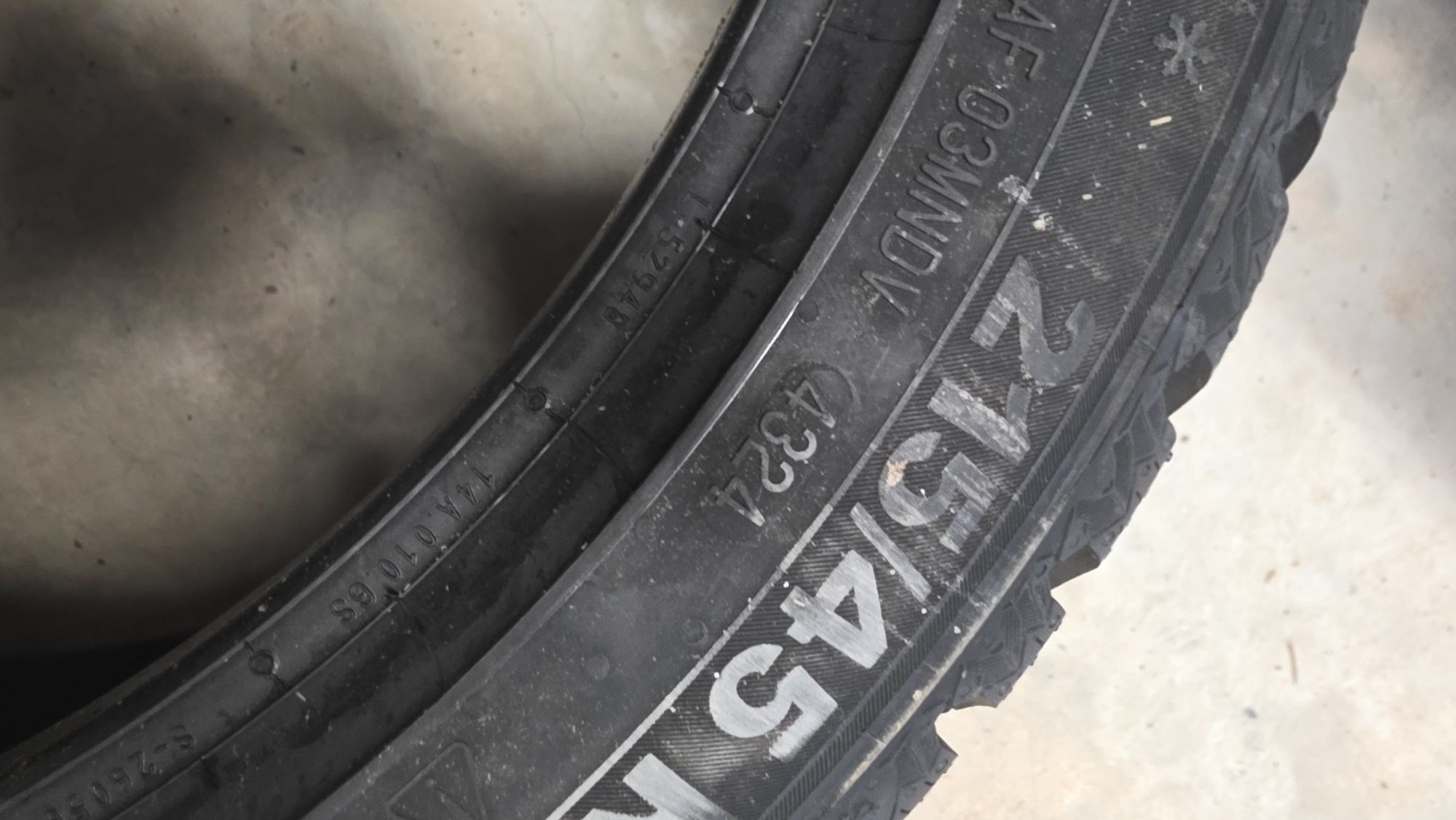 Зимни 215/45 18 Semperit