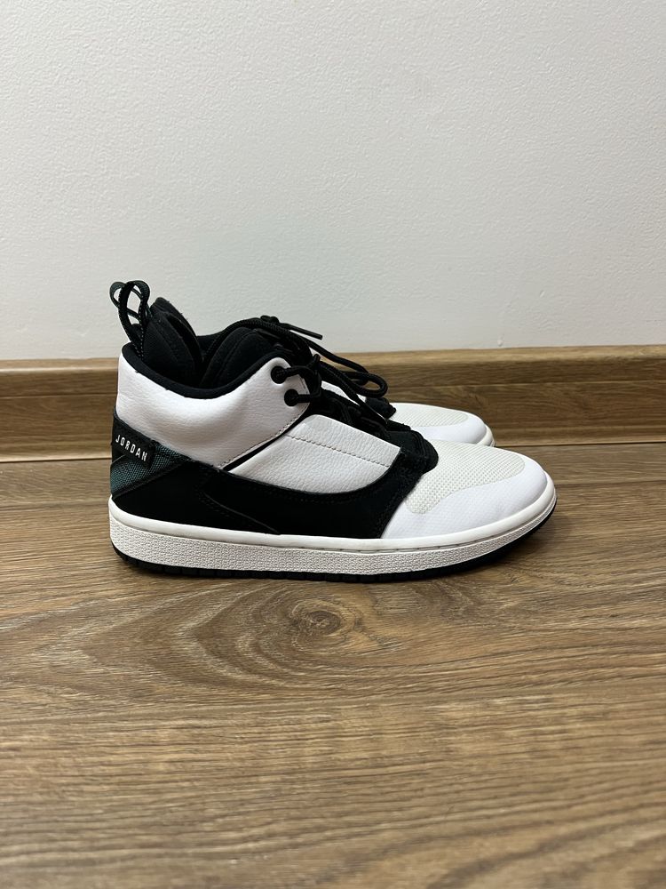 Adidasi sport Jordan albi