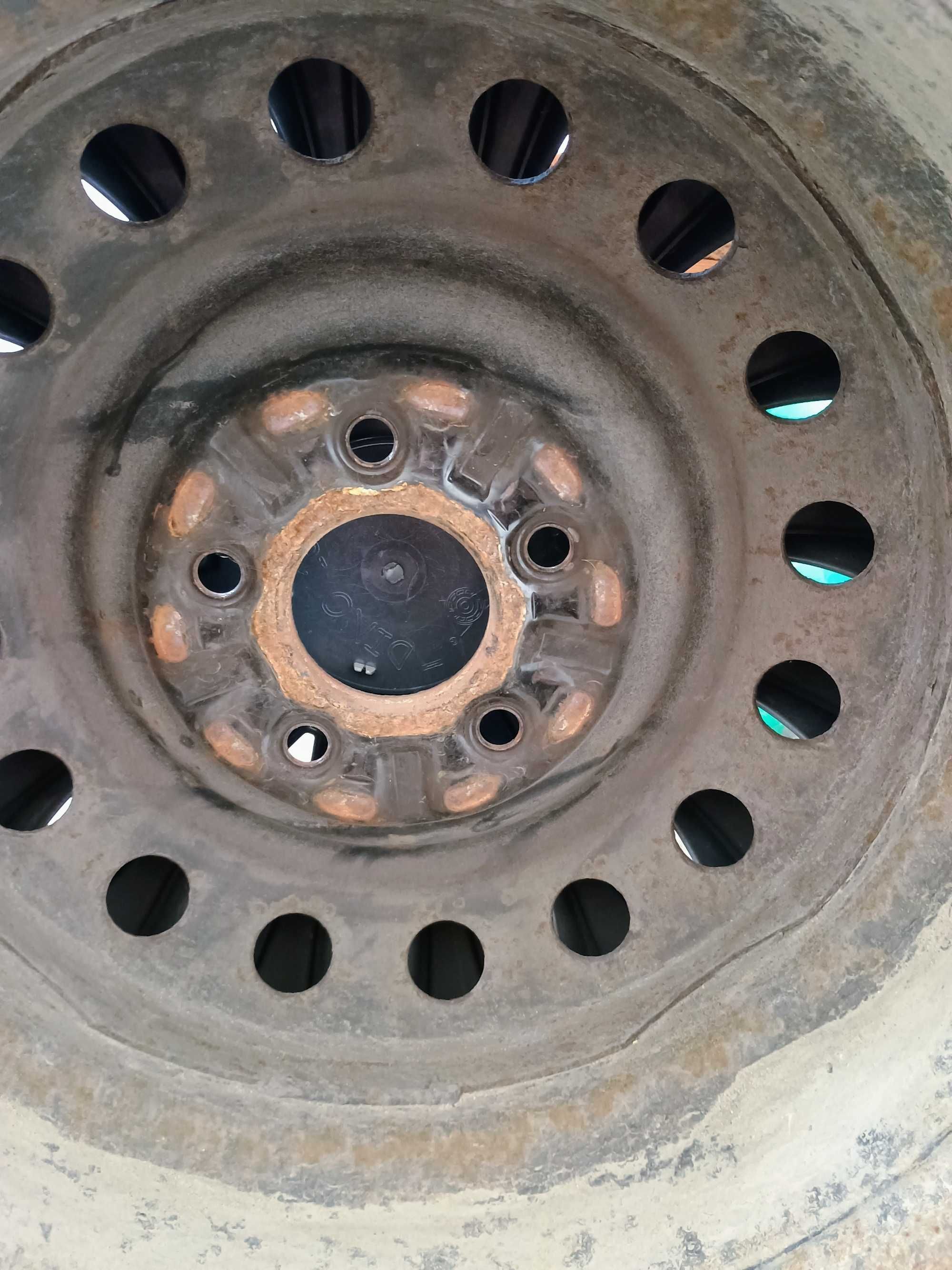 Гуми зимни 215/60 R16 със джанти