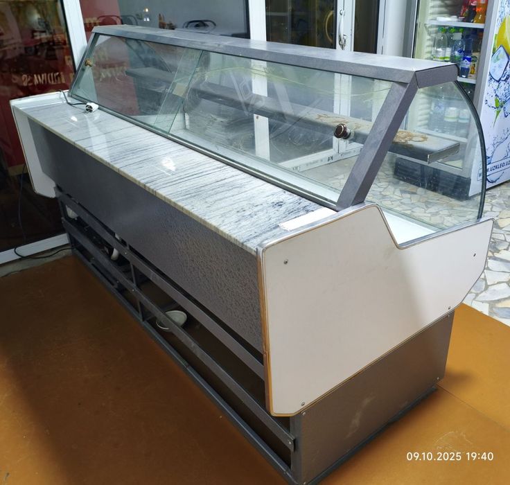 Витринный холодиник рабочий,состояние хорошое. Xolodinik xolati zor.
