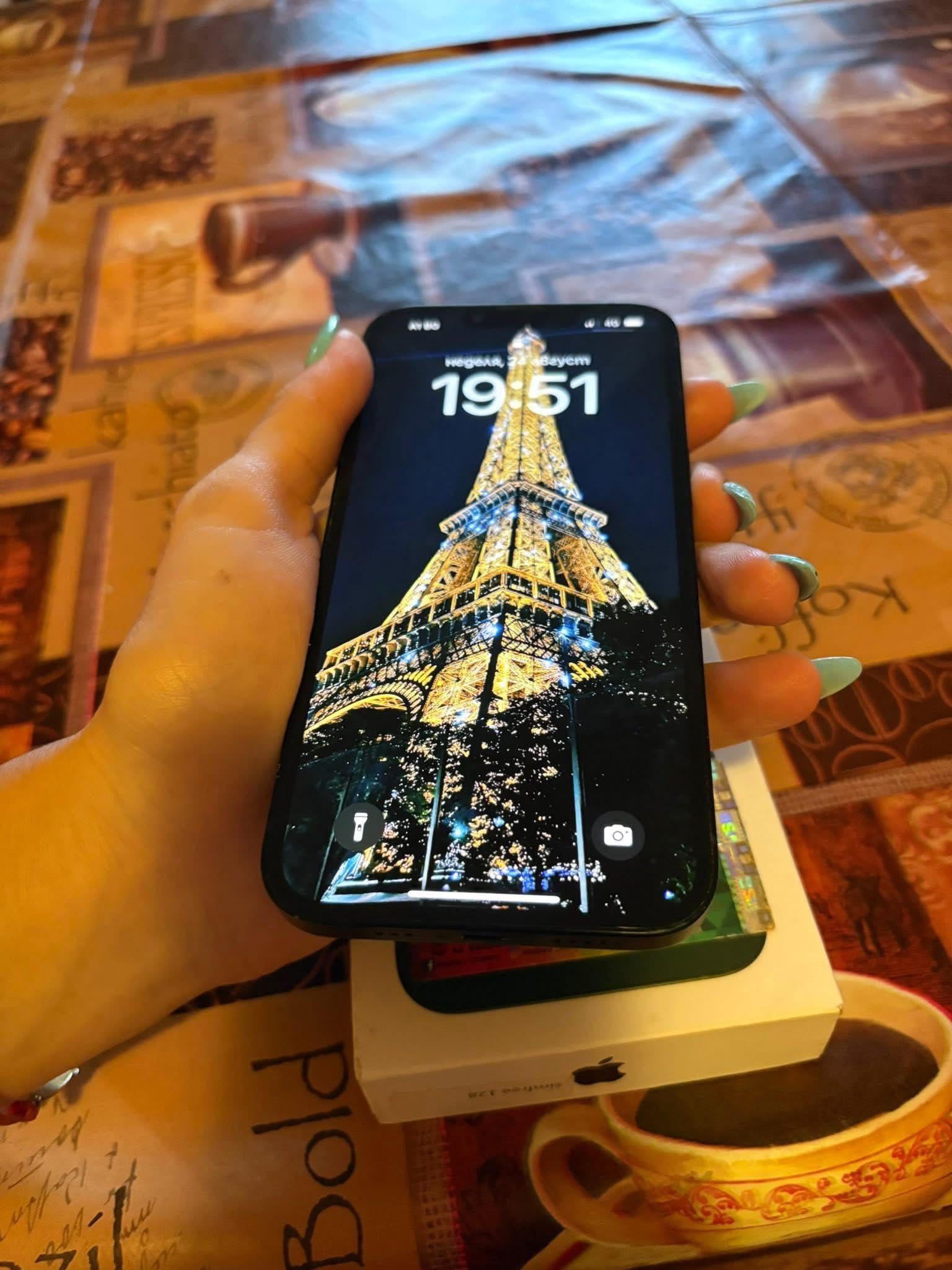 iPhone 14 в комплект с 4 протектора и чисто нов кабел