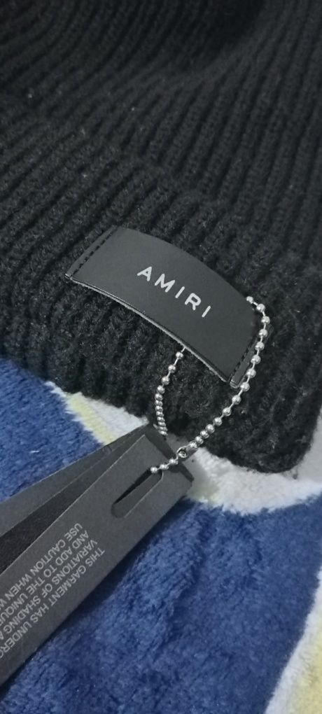 Vând căciulă AMIRI