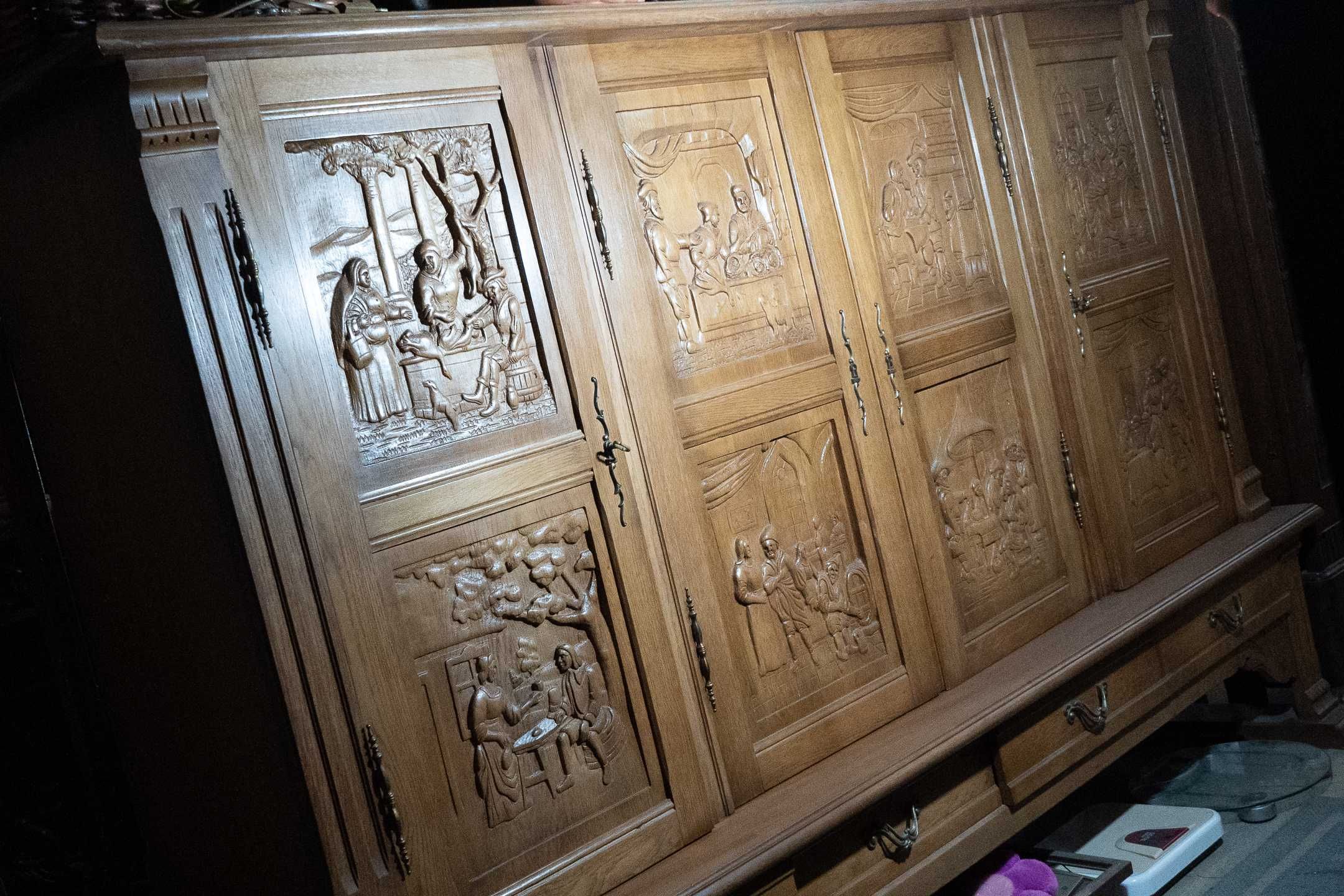 Атичнен шкаф с орнаментални резбовки