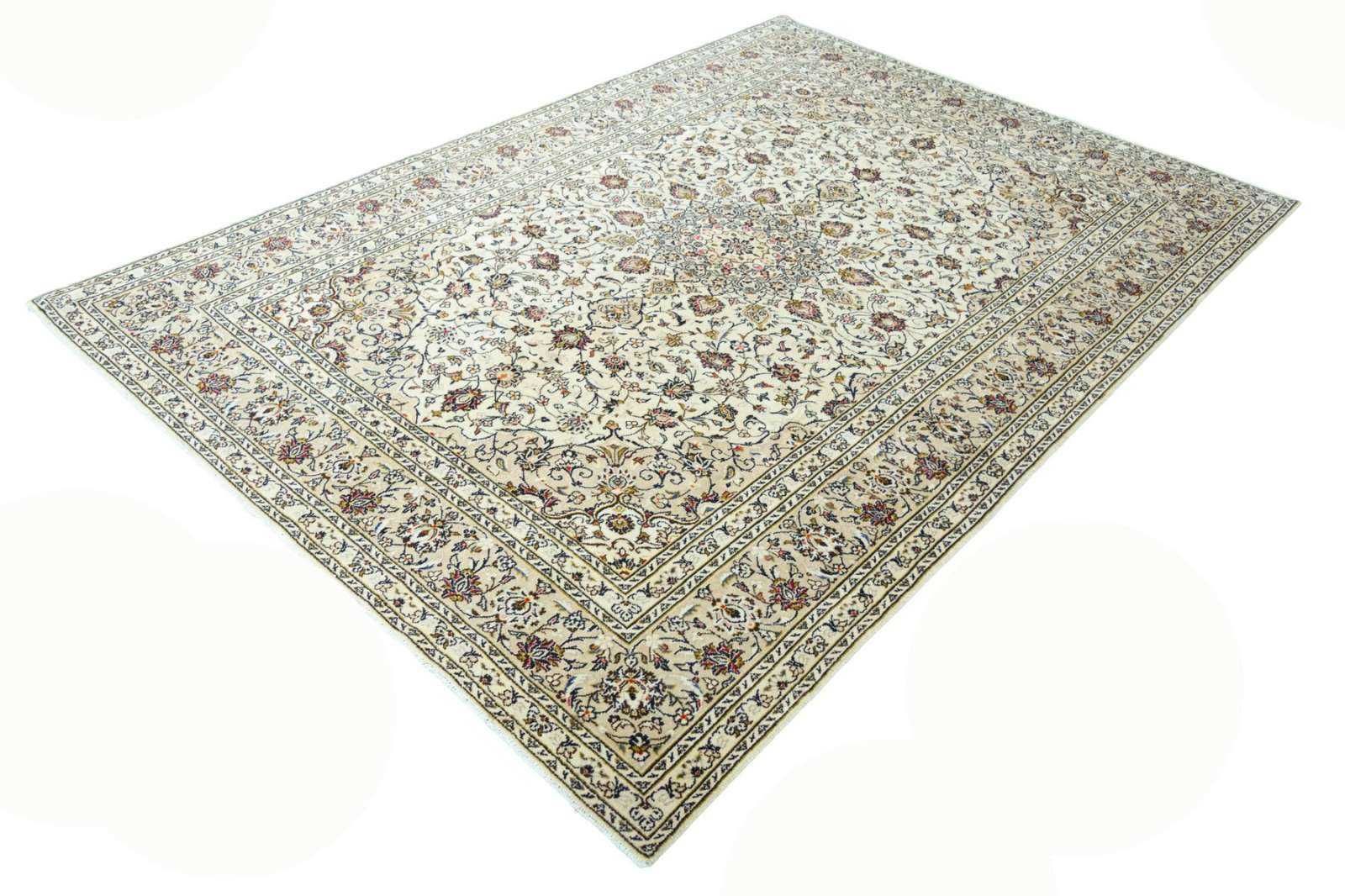 Персийски килим в отлично състояние.