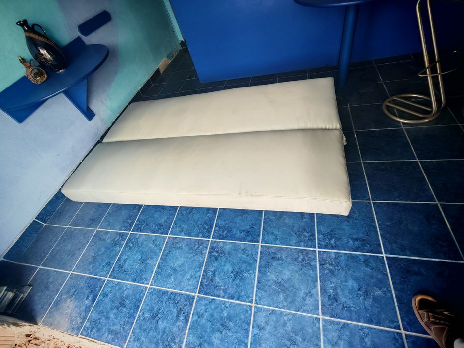 Canapea extensibila gri deschis in stare foarte buna