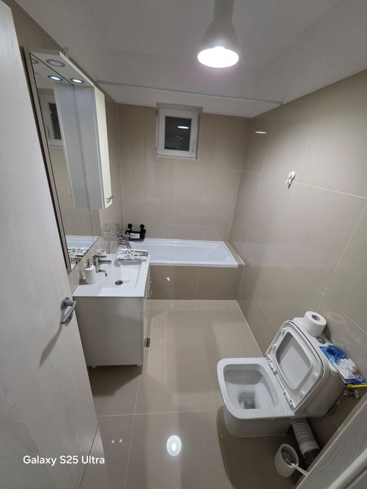 Inchiriez Apartament Militari Resindent .