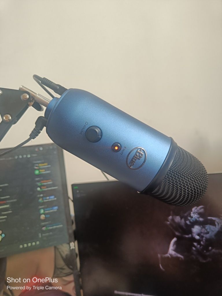 Продам микрофон Blue Yeti синий