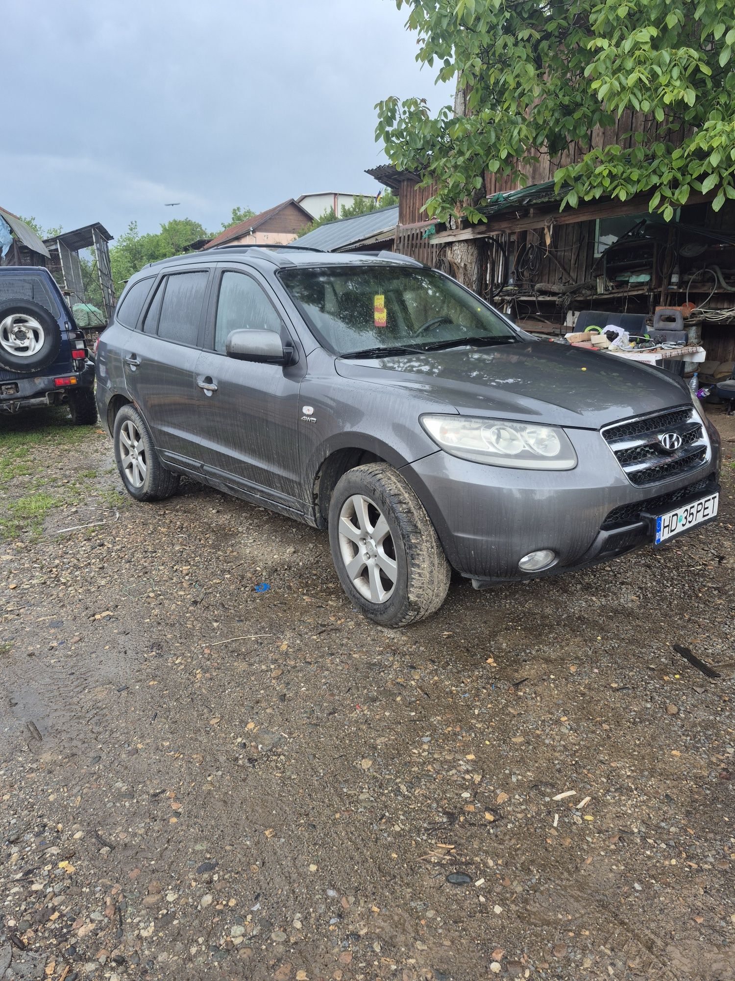 Hyundai santa fe.