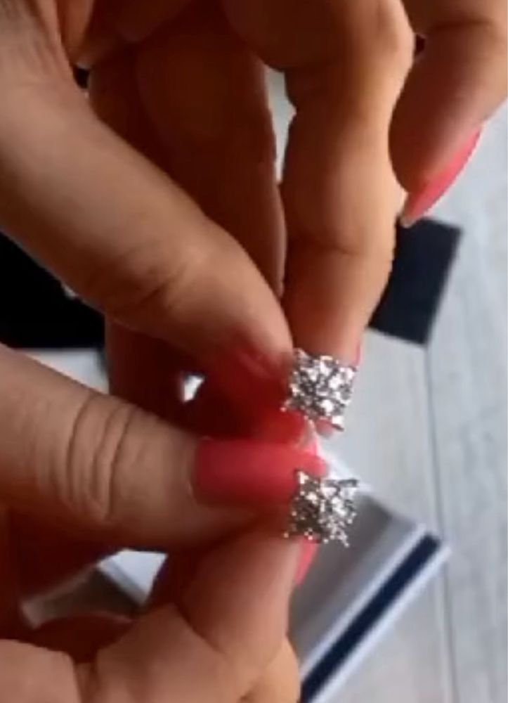 Серьги -гвоздики с бриллиантами.