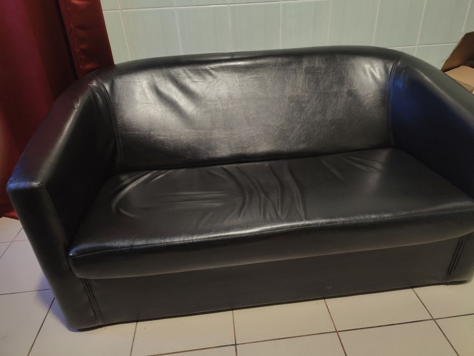 Vând canapea de 2 persoane și măsuță nouă