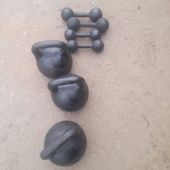 Спортивные гири и гантели.