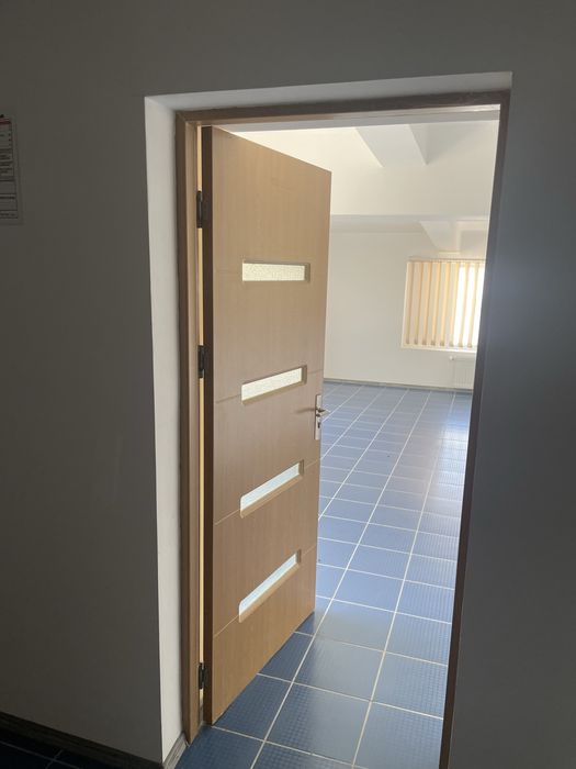 Inchiriez,Hala 325 mp, apa, canal, aer conditionat, bai cu dusuri.