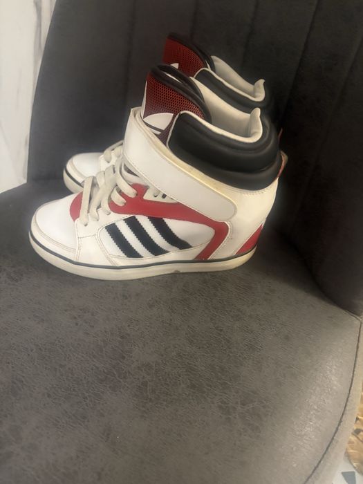 Маратонки adidas с висока вградена подметка 36