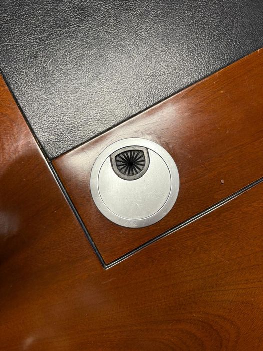 Масивно, кафяво бюро