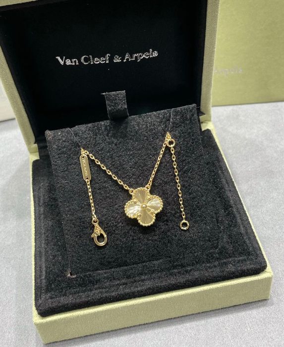 Van Cleef & Arpels позлатено колие