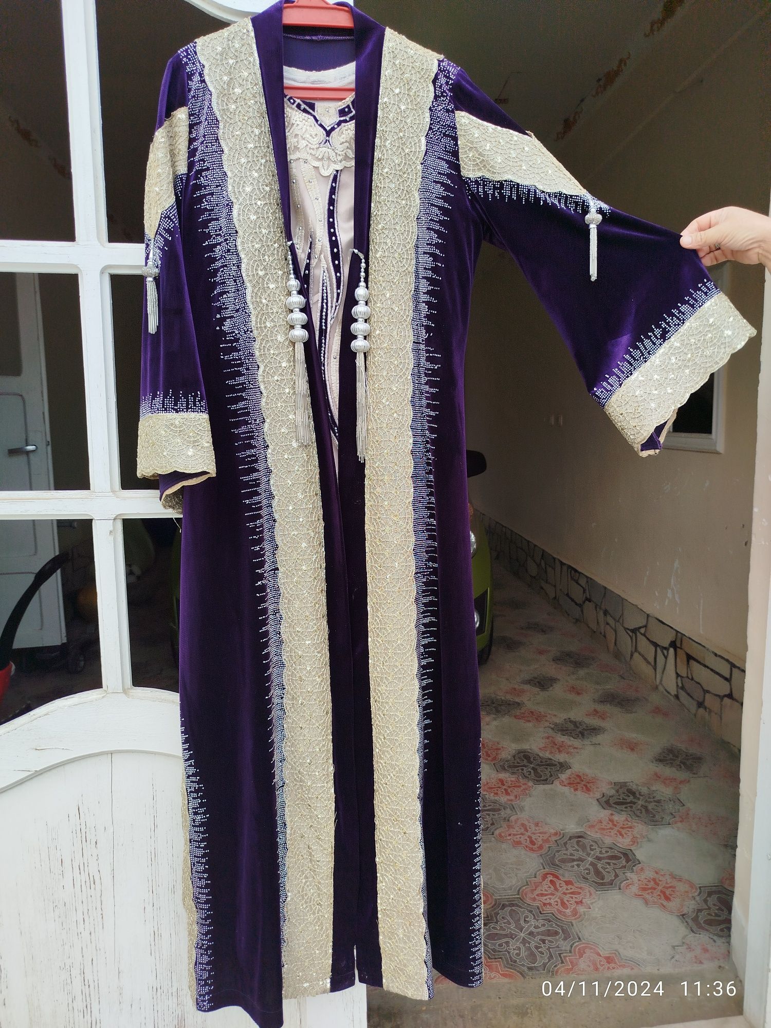 Abaya chiroyli tikilgan qoʻl mehnati
