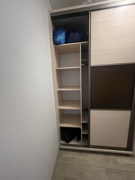 Продам шкаф в прихожую выдвижной