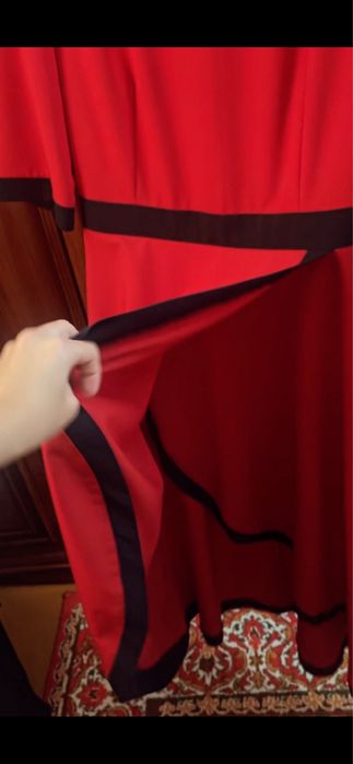 Продаю утончённое красное платье с тёмно-синей контрастной отделкой