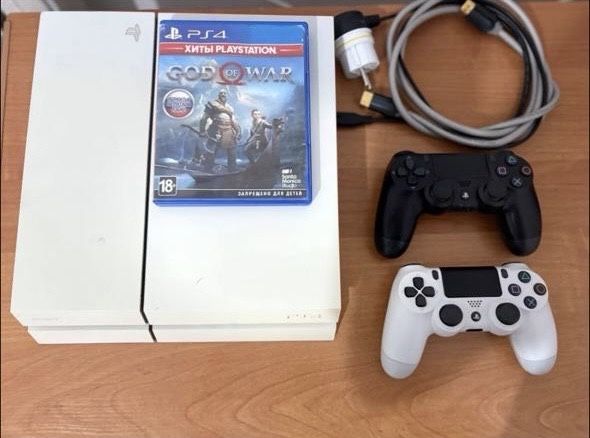 PlayStation 4 White Edition + 2 джойстика
