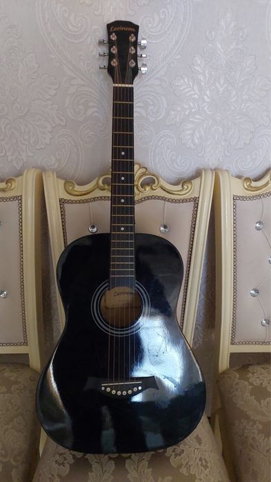 Гитара новый комлектісімен