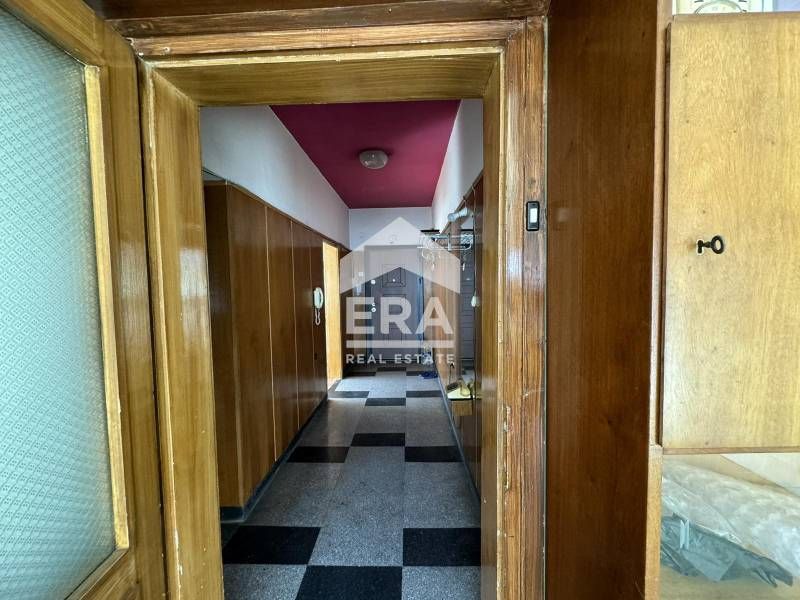 Тристаен апартамент до у-ще Иван Рилски