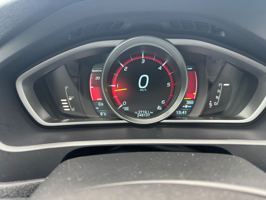 Vând Volvo v40 2014 motor 1.6d cutie automată în stare perfectă